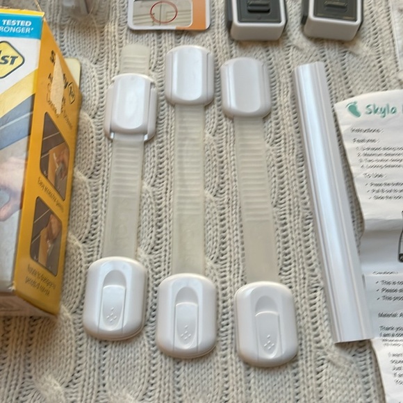 Child safety latches 5 different varieties 10+ latches - Picture 3 of 11